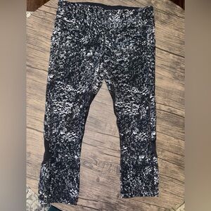 Lululemon women’s pace rival leggings cropped size 8 black floral pattern